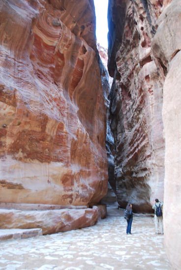 Der Siq (Schacht) ist ca. 1,5 KM lang und an einigen Stellen nur 2 m breit, wie hier.