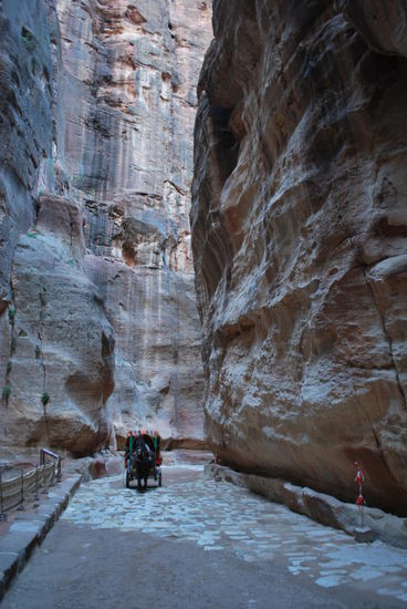 Das Getrappel der Pferdekutschen erzeugt ein unheimliches Geräusch und Echo
