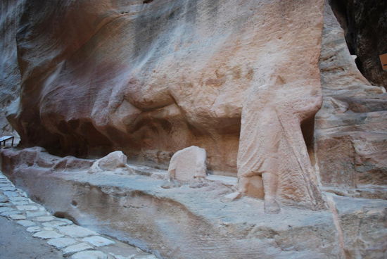 Mit etwas Phantasie erkennt man die Überreste einer Menschenstatue mit Kamel