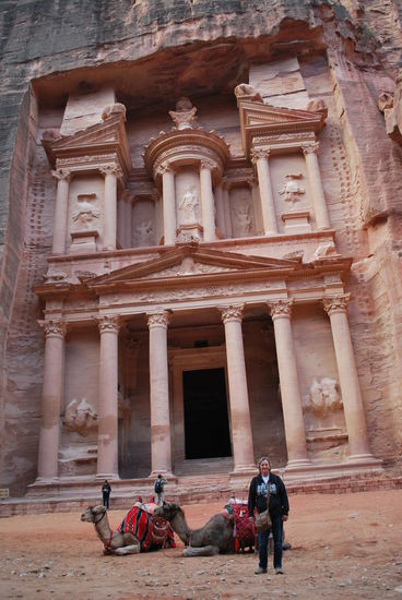 Fast 40 m hoch und 25 m breit - das Schatzhaus des Pharao oder the treasury oder auf arabisch Khazne al-Firaun. Scheissegal - es ist atemberaubend schön !!!