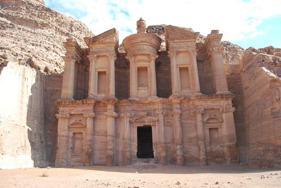 ...tah dah ! The monastery, das Kloster oder auf arabisch Al Deir. Weit größer, als das Schatzhaus. 45 m hoch und 50 m breit. Weil einige Kreuze an den inneren Wänden zu sehen sind, hat man vermutet, dass dieses Gebäude zu byzantinischer Zeit als Kirche genutzt wurde, daher der Name. Aber höchstwahrscheinlich war auch dieses Monument ein Grab zu Nabatäerzeiten.