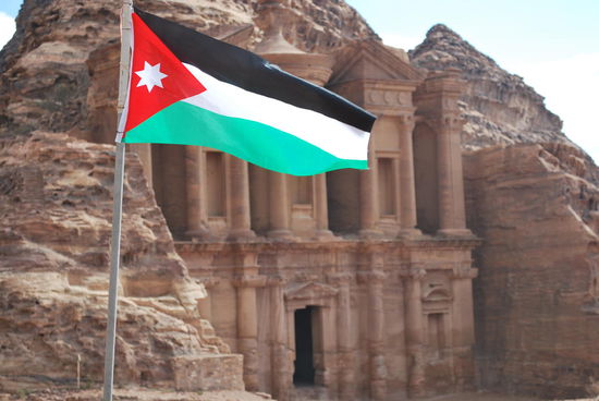Da hat jemand die jordanische Flagge aber echt fotogen platziert !