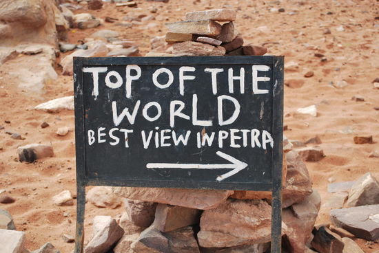 Sodom und Gomorrha sollen von hier zu sehen sein. Ich sehe nur Felsen und Wüste.