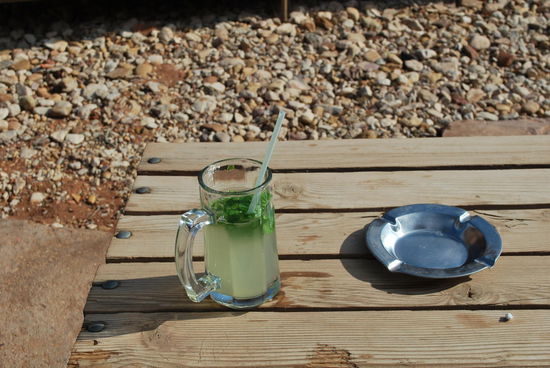 Lemon-Soda, sehr erfrischend mit dem Frontalausblick auf das Monastery