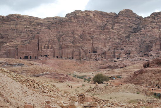 Wieder unten. Ich gehe ins Museum. Das ist sehr klein und für mich sehr uninteressant. Scherben, Töpfchen, Trümmer. Sagt mir nichts.