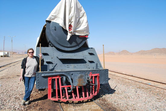 Ganz in der Nähe von Wadi Rum gibt es einen kleinen Bahnhof. Der Zug hier wird manchmal für größere Touri-Gruppen in Gang gesetzt, ist jetzt aber leider mit Planen verhängt.