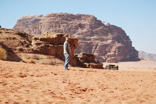 Ich erkunde mal die Gegend, probiere das tolle Echo schreienderweise, schmeisse mich in den Sand, erklimme eine Düne und fotografiere. H. ist froh, dass er noch Handyempfang hat und telefoniert sich mal wieder einen Wolf, wie üblich.