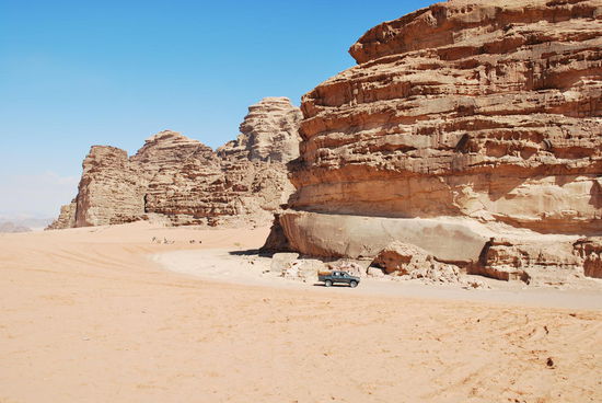 Es ist nicht die schlechteste Idee, wenigstens für 1 Nacht in einem Camp in Wadi Rum zu bleiben. Es ist sooo schön hier und der Sonnenuntergang/Sternenhimmel/Sonnenaufgang muss der Hammer sein. Ich muss noch mal wieder kommen !