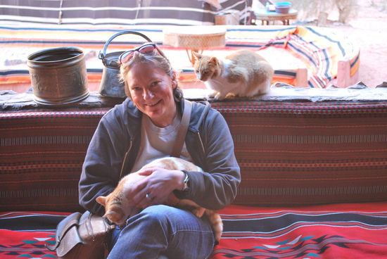 Im Beduinen-Camp - Katzen mögen mich einfach und ich sie. Wenn ich so dieses Foto betrachte, kommt mir in den Sinn, was ich da alles anhabe. Sieht aus, wie Normal-Kluft aus D. Aber die Jacke ist aus Hawaii, die Tasche aus Kanada, das T-Shirt aus Namibia, die Jeans aus USA, die Uhr aus Indonesien, die Halskette aus Südafrika. Schuhe, Socken, Unterwäsche und Sonnenbrille aus Deutschland...