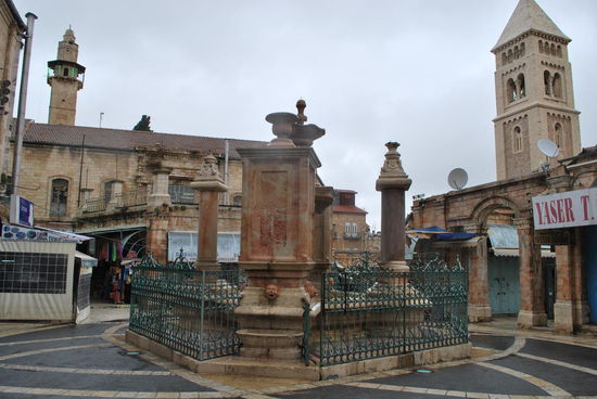 Brunnen vor der Erlöserkirche - links das Minarett der Omar-Moschee