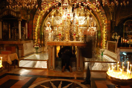 Golgathakapelle - wie man sieht, darf man den dortigen Felsen anfassen.