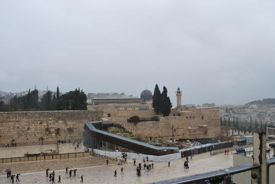 Die Rampe ist übrigens der einzige Zugang zum Tempelberg für Nicht-Muslime und zur Zeit geschlossen. Felsendom und Al Aqsa Moschee sind nur für Muslime zu Gebetszeiten zugänglich. Normalerweise dürfen Angehörige anderer Religionen von aussen gucken, aber im Moment nicht. Hat wohl Sicherheitsgründe.