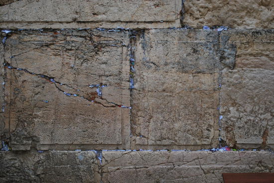 Man sieht die vielen kleinen, zusammengefalteten Zettelchen mit Wünschen und Gebeten, die in den Ritzen der Klagemauer stecken. Eigentlich kriegt man da gar nichts mehr reingepfriemelt. Werden die Zettelchen regelmäßig entfernt, damit Platz für neue ist ???