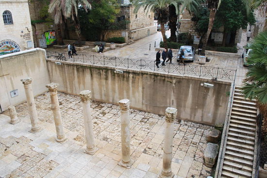 Cardo - zu römisch-byzantinischer Zeit war dies die Hauptverkehrsader. Dieses kleine Stückchen hat man freigelegt und rekonstruiert. Der Cardo maximus ist auch auf der Mosaikkarte in Madaba verzeichnet und das Mosaik in Madaba habe ich im November 2012 in Jordanien besucht.