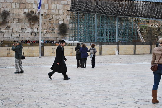 Orthodoxer Jude in der üblichen Kluft: Schwarzer langer Mantel, weisses Hemd, schwarze Hose, Kippa oder schwarzer Hut. Bart und lange Schläfenlocken. Ein für mich immer ungewöhnlicher Anblick. Die jüdisch-orthodoxen Frauen tragen ebenfalls schwarz mit Rock, Mantel, schwarzen Strümpfen/Schuhen und oft Kopftuch.