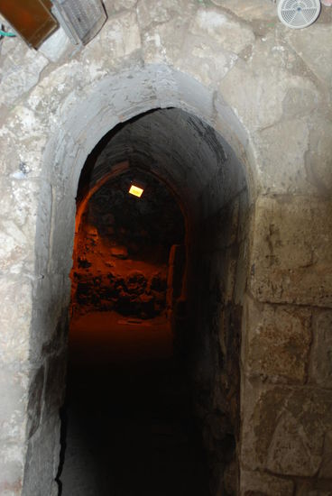 Eingang zum Klagemauertunnel. Es ist eigentlich die nördliche Verlängerung der Mauer, 488 m lang und liegt auf dem ursprünglichen Strassenniveau Jerusalems unter dem muslimischen Viertel.