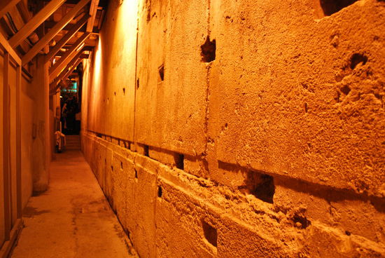 Die Grundsteine der Stadt sind eine Sensation: Einer davon wiegt locker mal 580 Tonnen und hat die Ausmaße eines Busses !