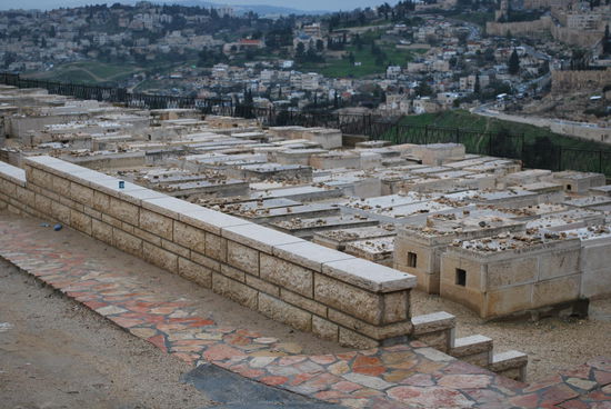 Jüdischer Friedhof - die Steine müssen auf die Gräber und haben etwas zu sagen, was auch immer... Der muslimische Friedhof und der christliche sehen genauso aus.