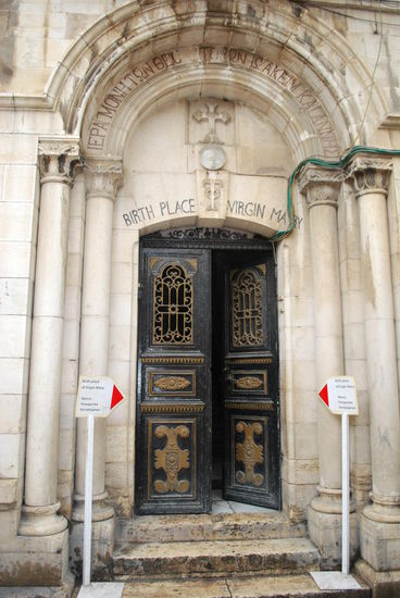 Die offene Haustür täuscht: Die Kapelle ist geschlossen.
