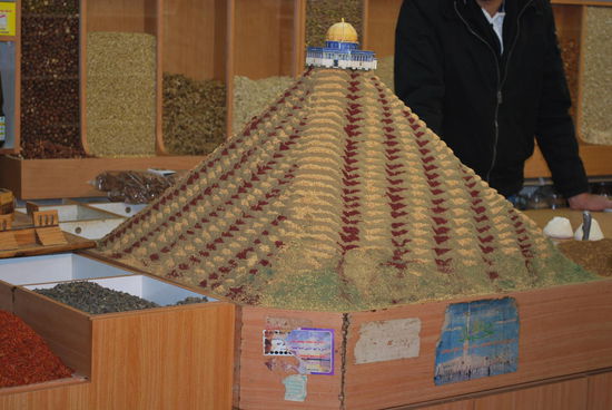 Gewürzpyramide in einem Laden im muslimischen Viertel. Ich sehe soviele Leute, ein Foto davon machen - der Ladenbesitzer sollte Geld für die Fotos verlangen !