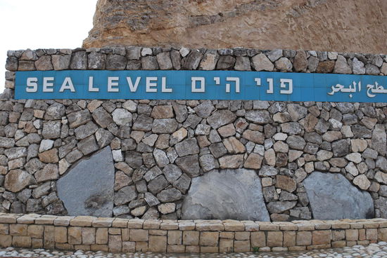 Wir erreichen die Stelle auf 0 Meter Meeresspiegel - gemessen übrigens anhand des Meeresspiegels des Mittelmeeres.