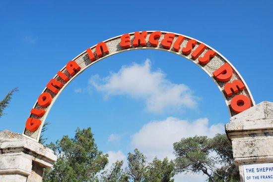 Das Feld der Hirten - hier stieg der Engel herab, um den Hirten die frohe Botschaft der Geburt Jesu zu verkünden.. Woher man das nun so genau alles wissen will ?