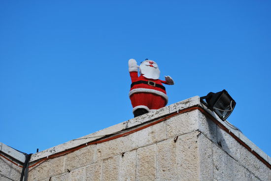 In der Weihnachtsstadt Bethlehem hat man diesen kleinen Kerl wohl auf dem Dach vergessen - oder er steht immer da...
