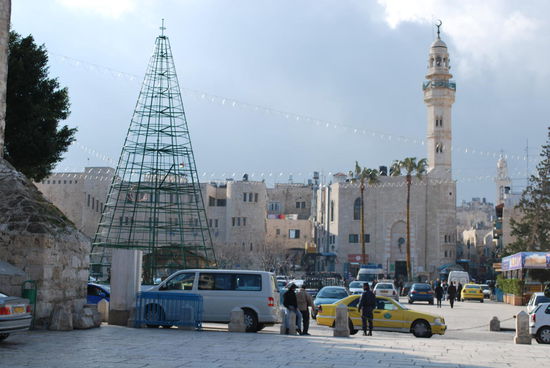 Blick auf den manger square - Krippenplatz. Das Weihnachtsbaumgerüst steht auch immer noch (oder das ganze Jahr über ?)