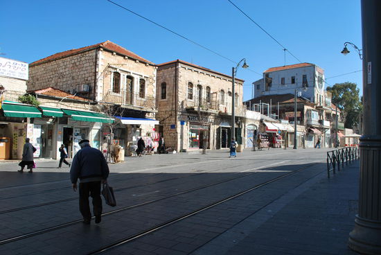 Auf dem Markt kann man sich auch prima durchfuttern an verschiedenen Imbiss-Ständen, aber so kurz nach dem Frühstück habe ich keinen Hunger. Ein paar Apfelsinen und frische Erdbeeren sacke ich jedoch für später ein.