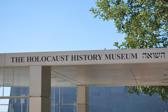 Yad Vashem - was soviel bedeutet wie "ein Denkmal und ein Name". Die Gründung dieses Mahn- und Denkmals wurde bereits 1953 durch die Knesset - das israelische Parlament - beschlossen.