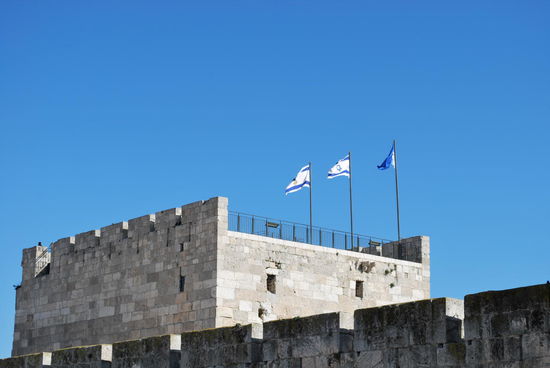 Blick von der Stadtmauer auf den Turm der David-Zitadelle