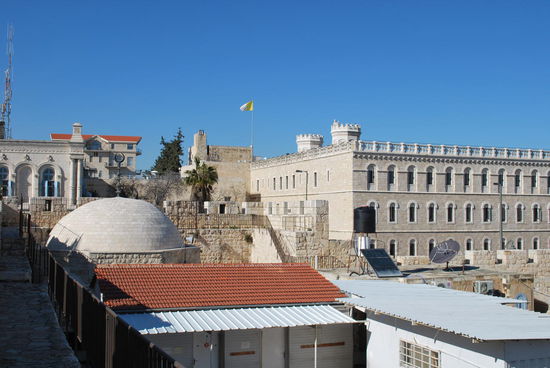 Rechts im Bild: Die Türme der Notre Dame de France mit dem riesigen Kloster davor. Es ist für Pilgerer vorgesehen und es hat 1000 Schlafzimmer, die im 19. Jahrhundert von den Massen der Pilgerer belegt wurden und auch heute noch buchbar sind.