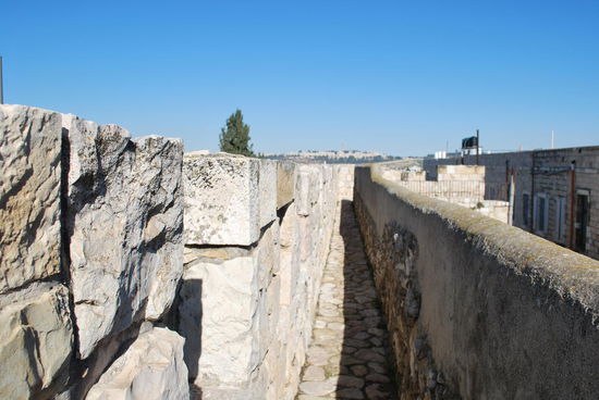 Weg auf der Stadtmauer