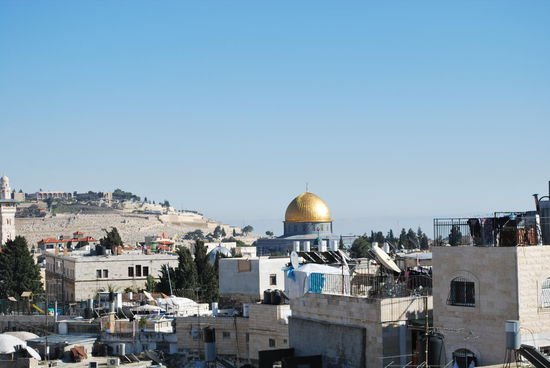 Nochmal schön zu sehen: Die goldene Kuppel des Felsendoms. Übrigens ist es echtes Gold, die Schicht ist 1,3 mm dick und wurde von König Hussein von Jordanien gestiftet. Die 80 KG Gold, die es brauchte, kosteten damals schon 8,2 Mio. USD (ein Schnäppchen gegen den heutigen Goldpreis) und der König hat eines seiner Häuser in London verkaufen müssen, um die Summe aufbringen zu können.