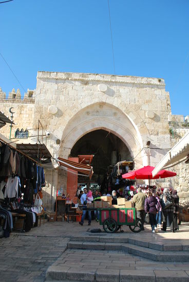 Damaskus-Tor, hier klettere ich wieder runter. Mir reichts, das ist nichts für Höhenangstgeplagte !