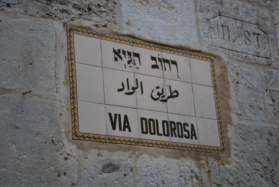 Und schwupps bin ich wieder in der Via Dolorosa, wo ich noch etwas suche, bevor ich es mithilfe eines Ladenbesitzers auch finde: Das Gefängnis, in dem Jesus gefangen gehalten wurde, aber auch der Dieb Barnabas einsass.