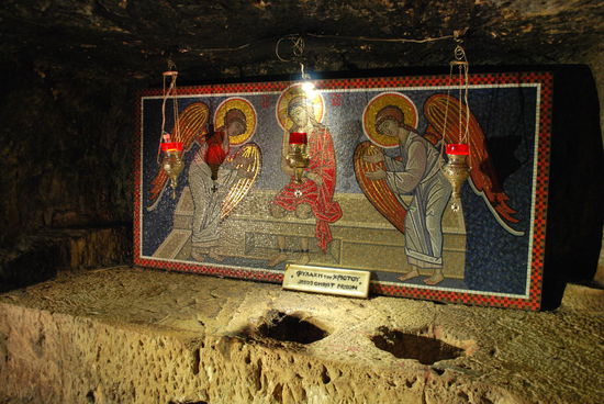 Auch hier ist heute eine kleine Kapelle untergebracht. Fotografieren eigentlich verboten, aber ich bin allein hier drinnen und entrichte auch eine kleine Spende in den dafür vorgesehenen Topf.