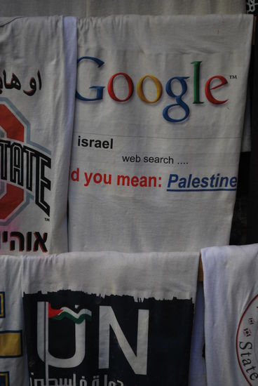 Natürlich im muslim-quarter - eines der vielen witzigen T-Shirts, die man hier kaufen kann. Nun ja, witzig... Immerhin steckt ein tod-ernster Konflikt hinter dem T-Shirt-Aufdruck.