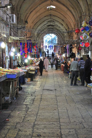 Qattanin Markt - das Tor am Ende ist der Zugang zum Tempelberg und der Felsendom steht gleich dahinter, quasi in Armeslänge. Aber der Durchgang ist gesperrt, wird schwer bewaffnet bewacht und man darf noch nicht einmal die Stufen betreten, da wird man schon scharf zurückgepfiffen. Schon am Anfang der Marktgasse erzählen einem die Leute, dass man da am Ende nicht weiter kommt, deswegen betreten viele die Gasse gar nicht erst.