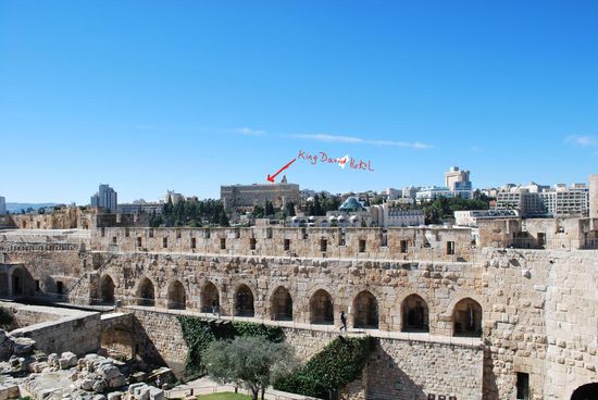 Der rote Pfeil zeigt auf das riesige King David Luxus Hotel