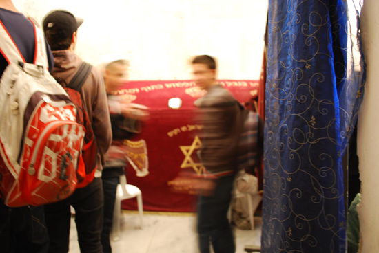 Blick durch das Guckfenster in den Männerbereich. Hätten die Mädels der Schulklasse nicht den Vorhang aufgezogen und vor mir "gepeept", hätte ich mich nicht getraut, das auch zu tun. Ist also scheinbar ok.