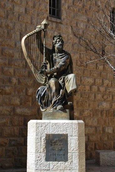 Nee, ´tschuldigung, vorweg noch König David mit Harfe