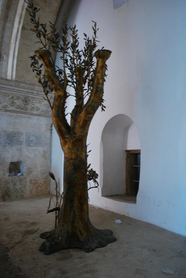 Moderne Kunst im Abendmahlsaal. Olivenbaum, oder was ?