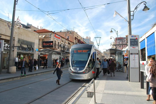 So sieht sie aus, die hypermoderne Straßenbahn von Jerusalem