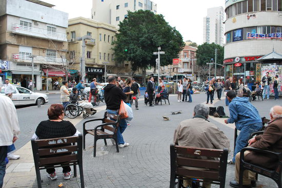Straßenkünstler und buntes Treiben am Allenby Square