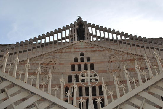 Man sieht es: Dir Kirche ist nicht besonders alt (1969 geweiht). Aber auch an dieser Stelle sollen schon mindestens 4 Kirchen vorher gestanden haben, die eine nach der anderen zerstört wurden.