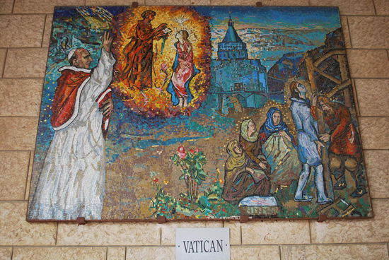 Vatikan - gleich am Eingang. DAS Teil müsste ja nun eigentlich der absolute Burner sein, immerhin sind wir in einer katholischen Franziskanerkirche... und ähem: Vatikan, oha !