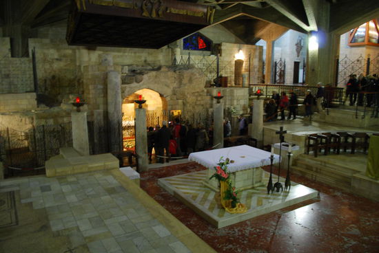 Vorn, wo die ganzen Leute stehen, ist die Grotte