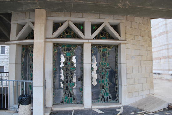 An diesem Pavillion steht "Germany" dran und es ist eine Goldmarie drin, als Mosaik. Okay, warum nicht, wer´s mag ?