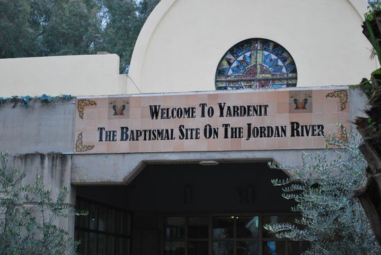 45 Minuten Zeit werden uns zugeteilt - innerhalb derer wir die Option haben, unsere Taufe erneuern zu lassen, so wir es denn wünschten.